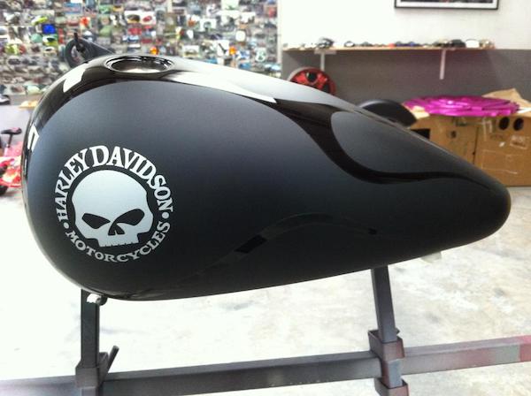 Adesivo Sticker Teschio Prespaziato - Nero Opaco, Dimensioni Grande 15x10,8 Cm, Per Auto, Moto, PC, Muri, Uso Decorativo